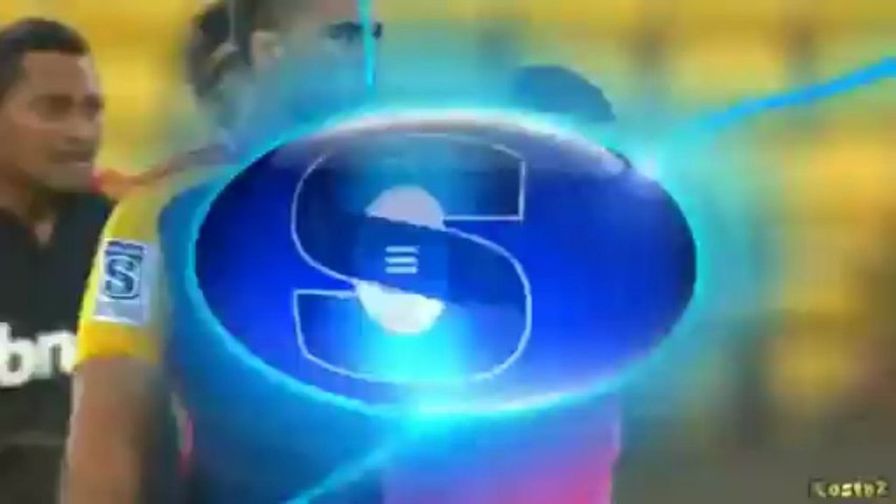 Chiefs vs Hurricanes Super 15 Week 14 2013 : Ben Afeaki met à un bouchon à l'arbitre