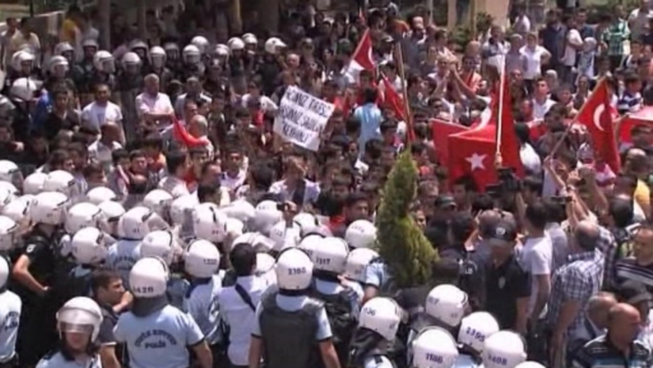 Police, protesters clash in Turkey border town