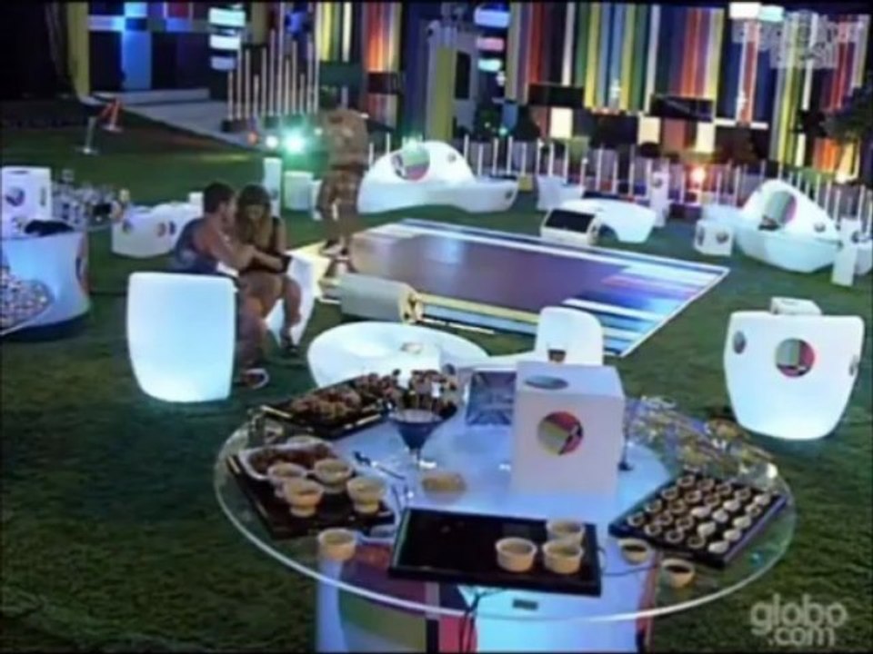 Jonique conversando na festa Pop completo - 07.03