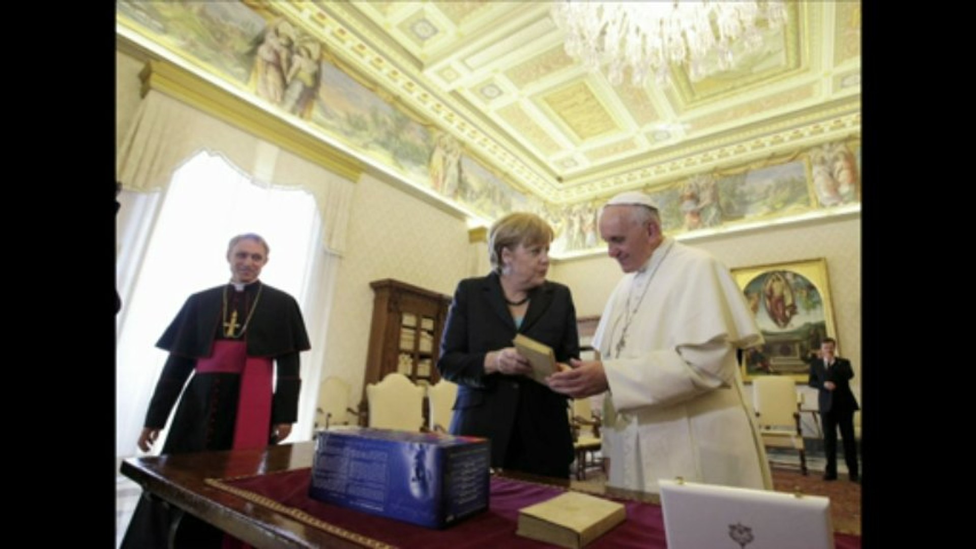 ⁣Papa recebe Angela Merkel