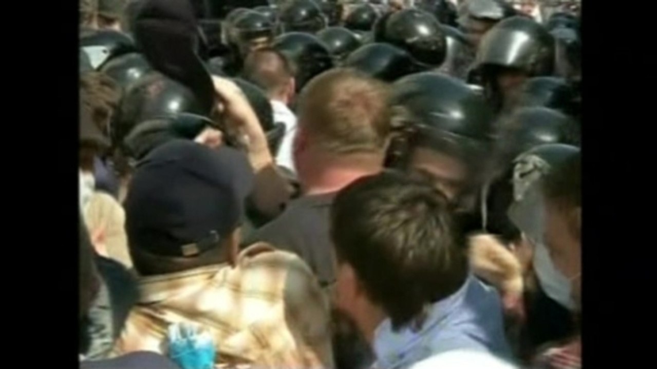 Dueling political rallies end in clashes in Kiev