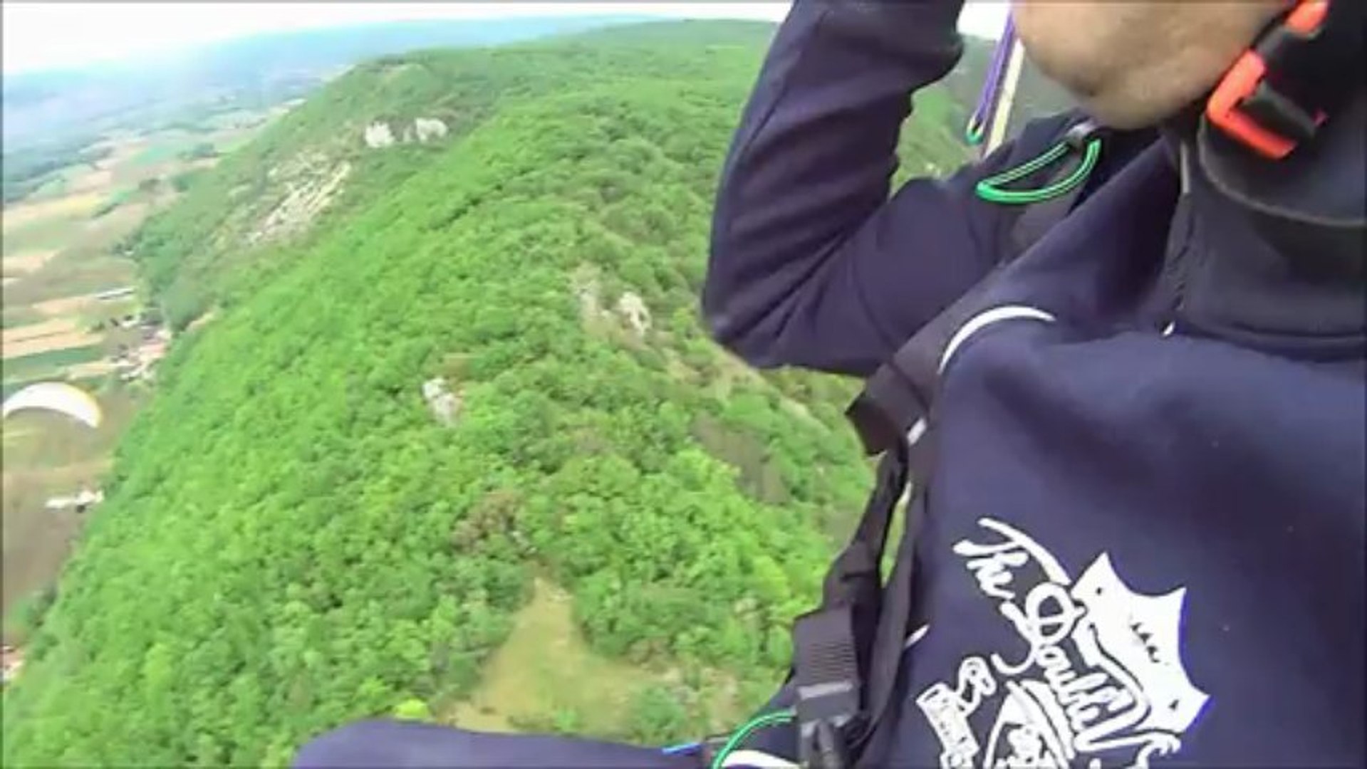 ⁣Paragliding