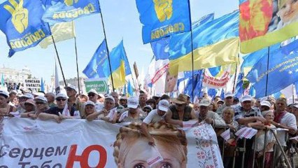Clashes as thousands rally in Ukraine