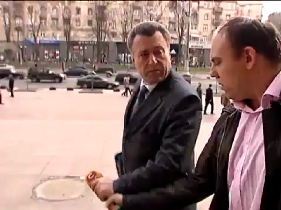 Киевский чиновник отобрал микрофон у журналиста и выбросил его в урну