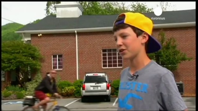 USA: auto sulla folla, 50 feriti