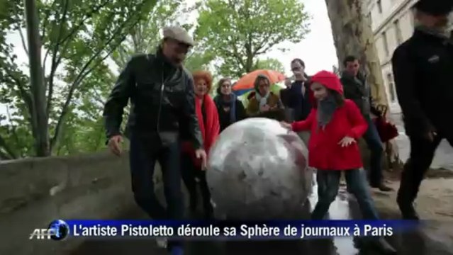 L'artiste Pistoletto déroule sa Sphère de journaux à Paris