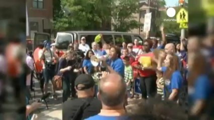 Educadores y padres de Chicago en huelga por el cierre...