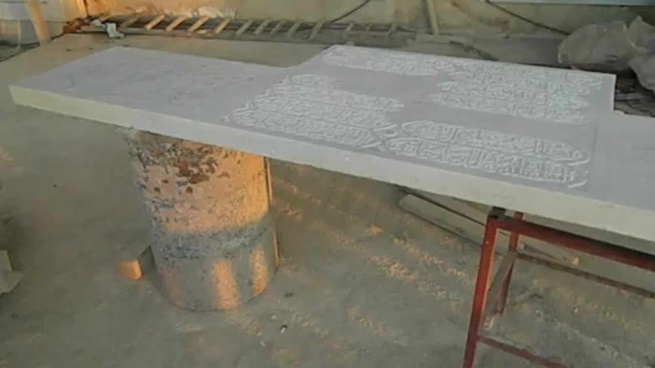 sarayburnu camii'nin kitabesinin mermere kabartması yapılıyor