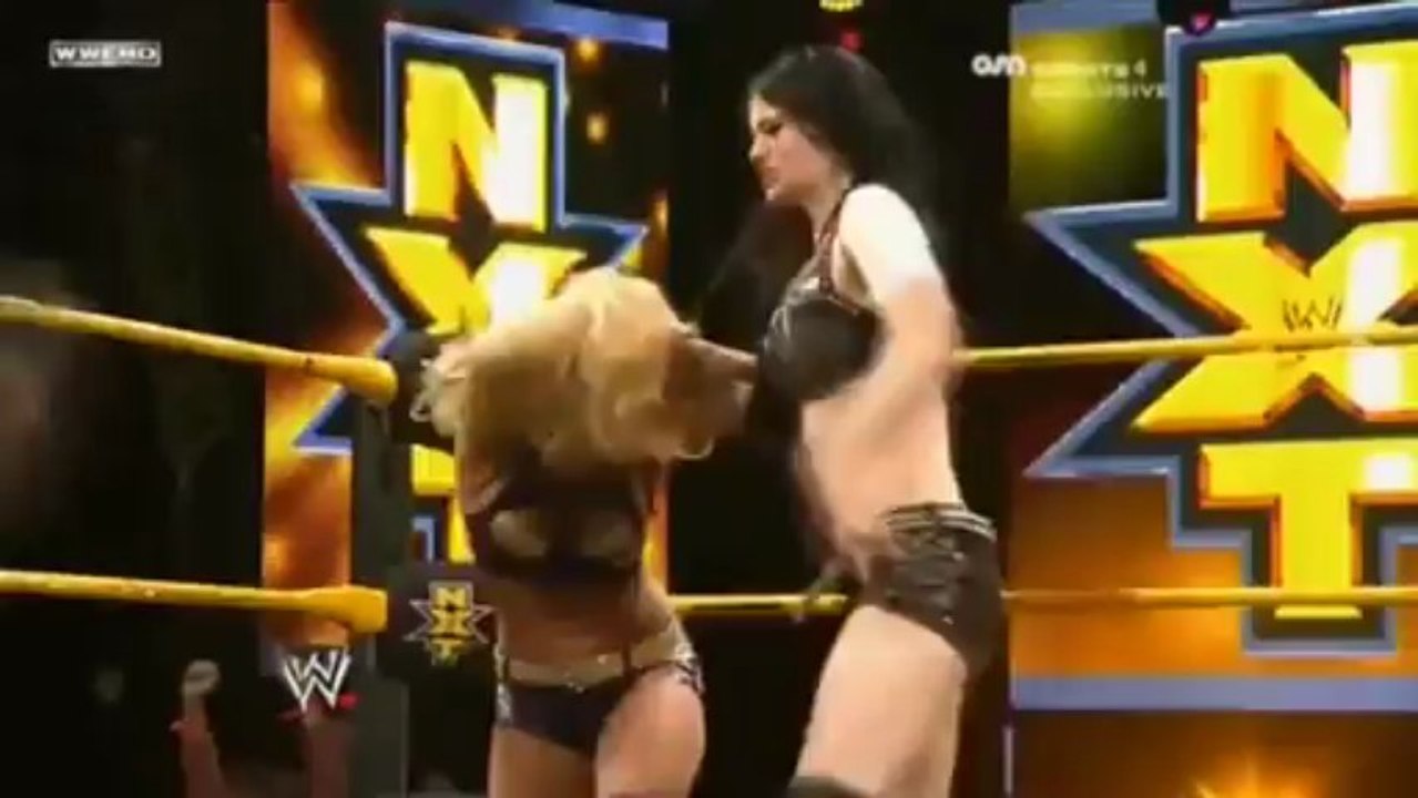 WWE NXT Summer Rae vs Paige 14-2-2013