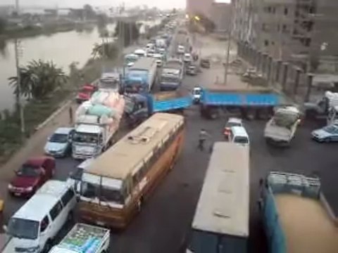 أهالي قرية بالمنوفية يقطعون الطريق الزراعي بالقليوبية بعد خطف سيارة