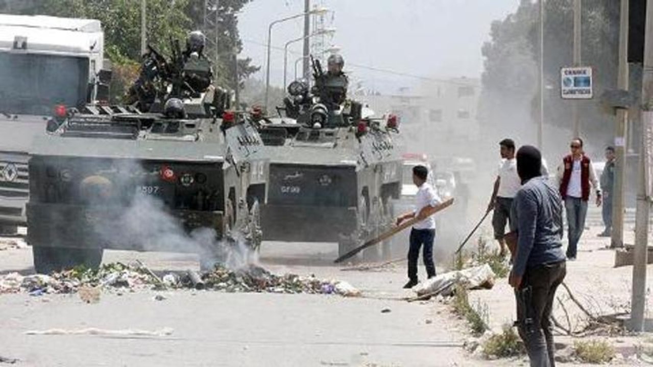 Salafist group clashes with police in Tunisia