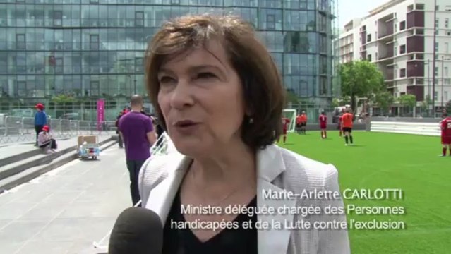 Marie-Arlette Carlotti assiste à un match de Cécifoot à Marseille
