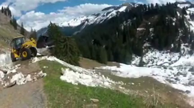Déneigement du col de la Colombière en Haute-Savoie