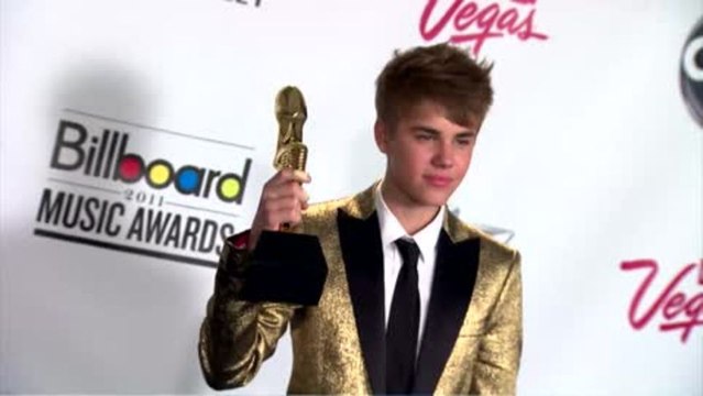 Justin Bieber Gets Booed After Winning at the Billboard Awards