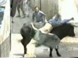 Face a la vie -  toro Bull Attacks Woman