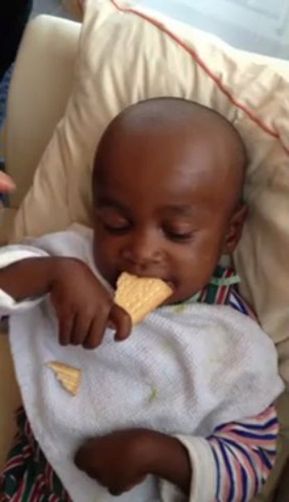 Onja mange un gâteau