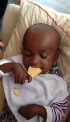 Onja mange un gâteau