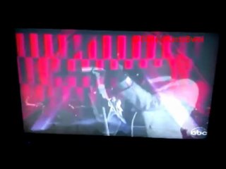 [Full Video ]Miguel Falls On Girl During 2013 Billboard Music Awards Performance