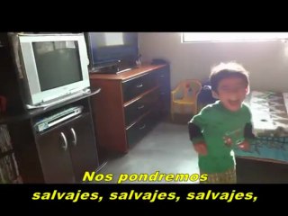 Niño baila rock de los 80s con karaoke 🎸