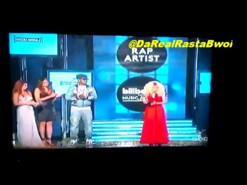 Shania Twain Hand out Rap Artist of Year on 2013 BillBoard Music Awards to Nicki Minaj