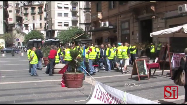 Napoli - Proteste dei disabili lavoratori Carrefour -2- (20.05.13)
