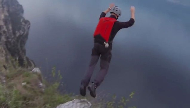 Matthew Gough s'écrase au sol en basejump
