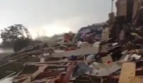 Une famille sort de son abri après le passage d'une tornade