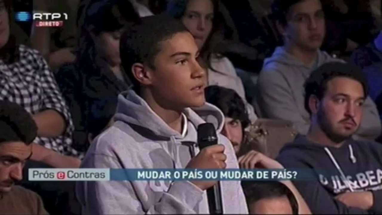 Jovem de 16 anos cala investigadora Raquel Varela
