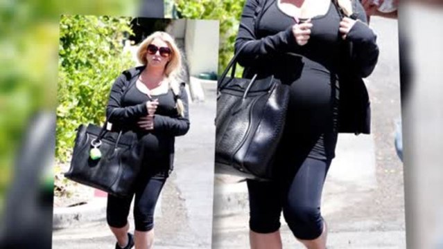 Jessica Simpson Wears Spandex Over Her Growing Baby Bump