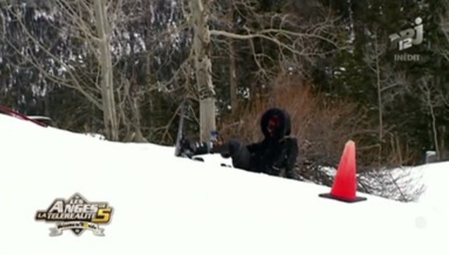 Chutes en série pour Nabilla au ski !