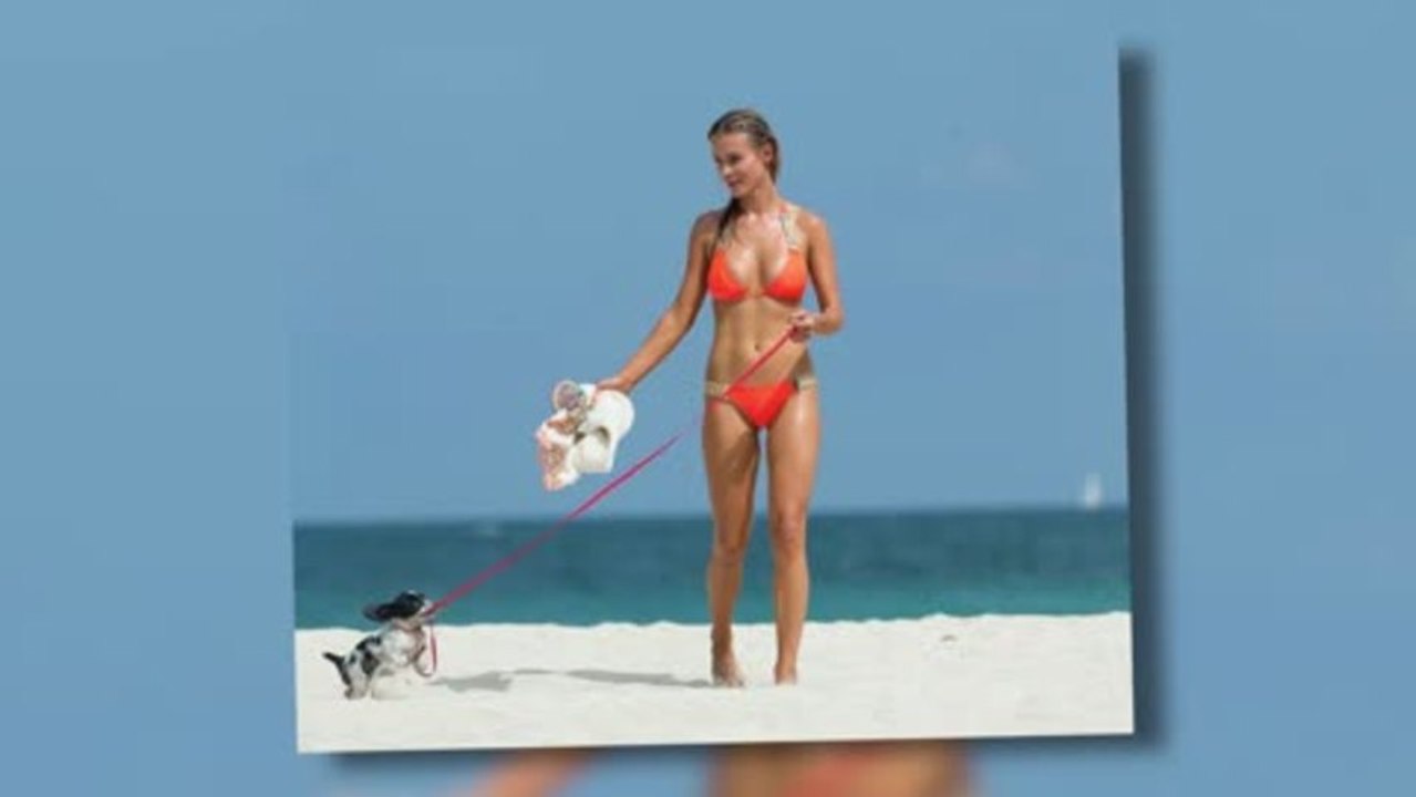 Joanna krupa zeigt hündchen und bikini