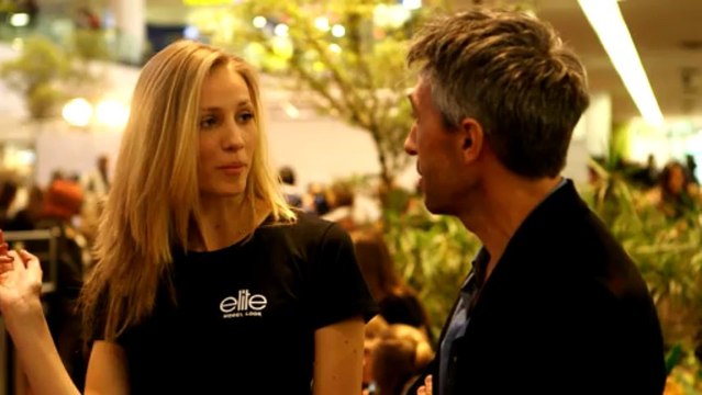 Bob tente de prendre les numéros des candidates au concours Elite, sans trop de succès