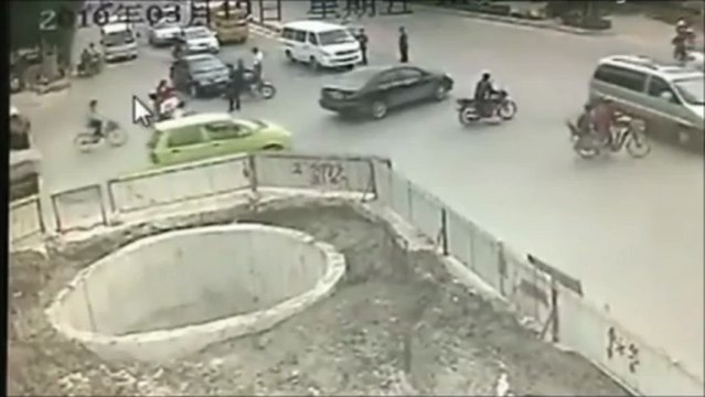 Le scooter le plus débile qui finit dans un grand trou