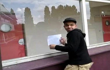 Il voulait un bisou gratuit : il se prend un énorme coup de poing !