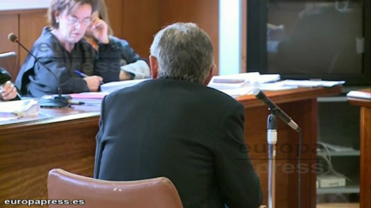 Profesor acusado de abusos habla de "montaje"