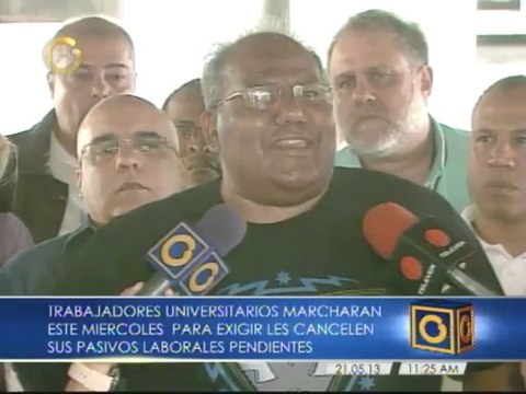 Trabajadores universitarios acuden a mesas para discutir contratacion colectiva este miércoles