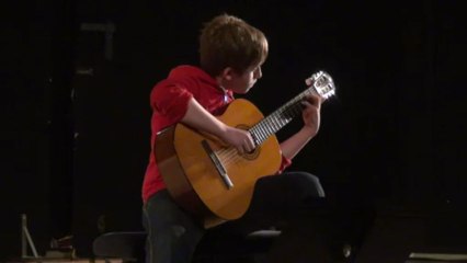 sacha jouant de la guitare pour son exam