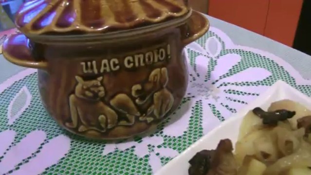 Мясо в горшочках, свинина под картошкой - Рецепт второго горячего блюда - Готовим с Ангелиной