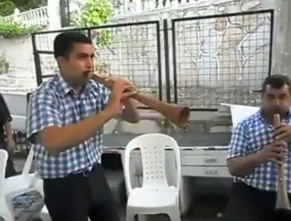 gulsen-in-yatcaz-kalkcaz-ina-davul-zurnali-yorum