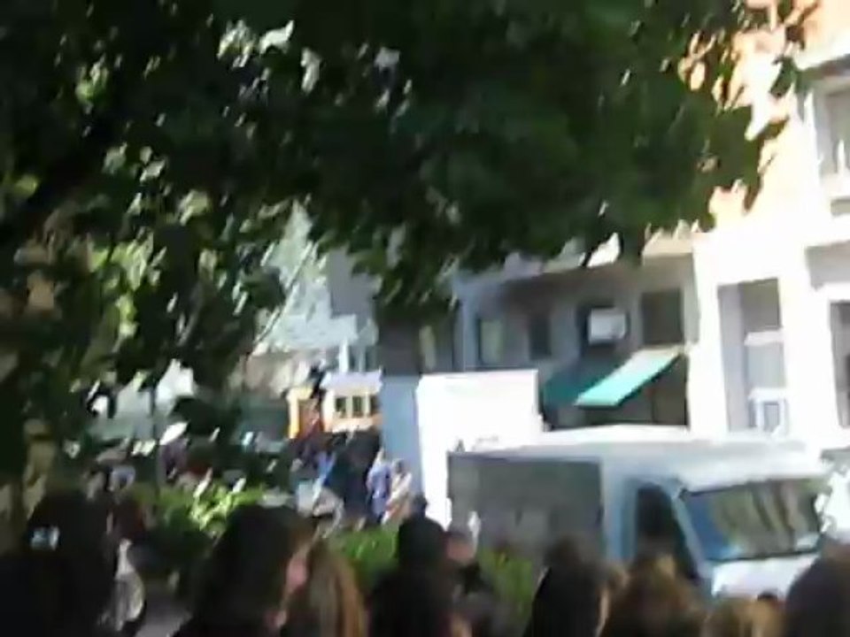 Harry mobbed