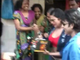 Veena promotes Zindagi 50 50 in Mumbais red light area