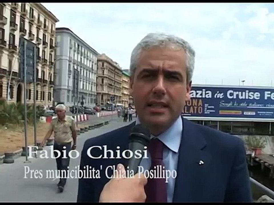 Napoli - Parla Chiosi sull'aiuola e sulla ztl a Mergellina (21.05.13)