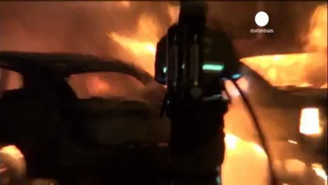 Troisième nuit de violences urbaines en banlieue de...