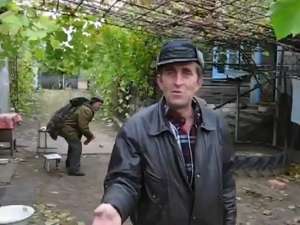 Russian man lifts table with teeth
