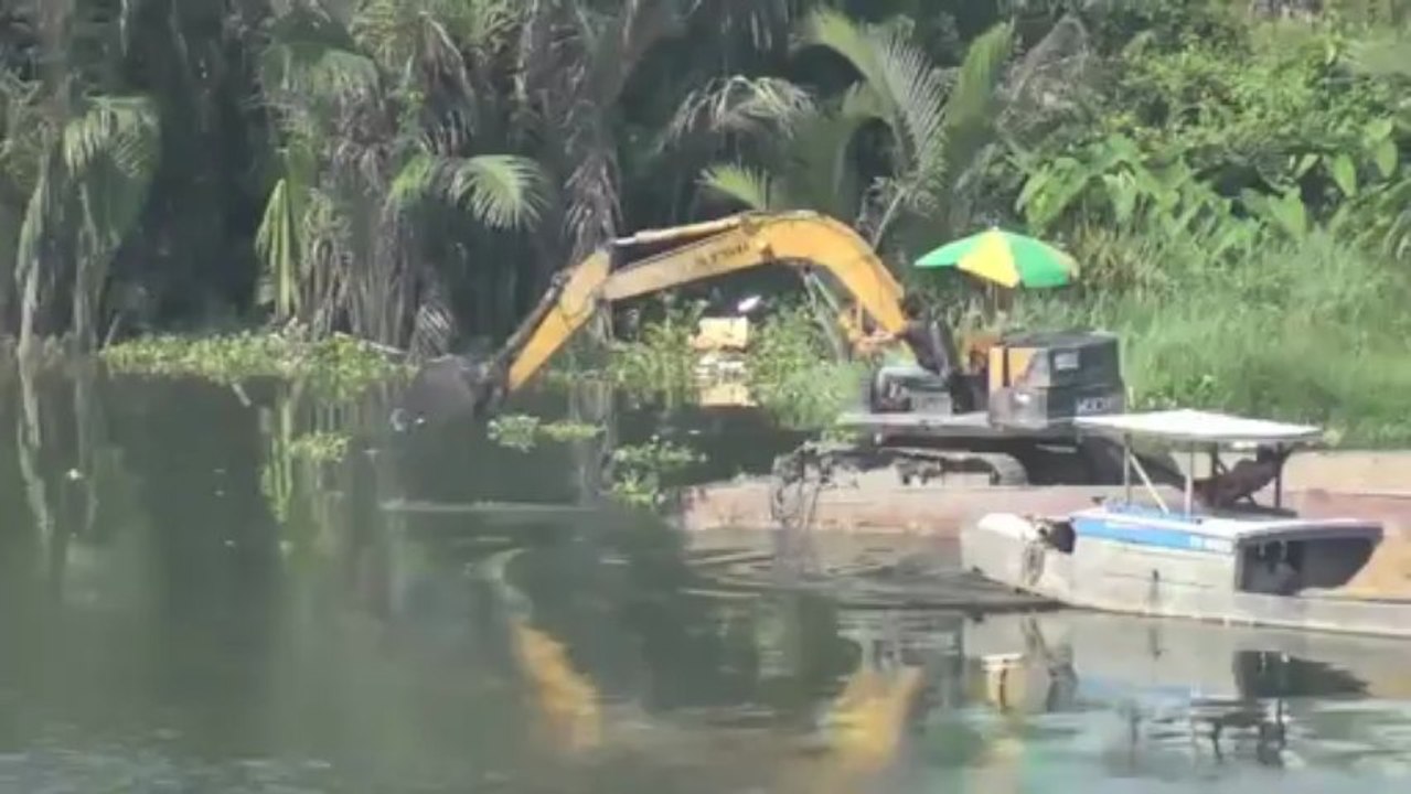 Saigon river (excavator rowing boat) ho chi minh city