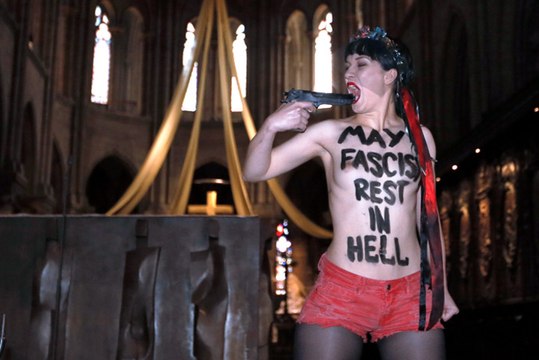 Notre-Dame de Paris : une Femen mime le suicide de Dominique Venner