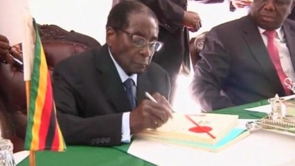 Mugabe signs Zimbabwe constitution into law