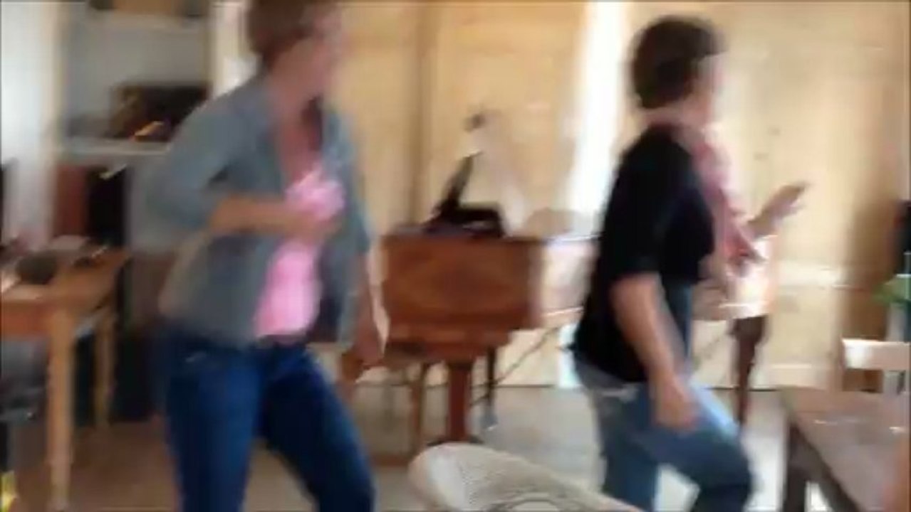 Isa et Pat dansent "Happy" de C2C