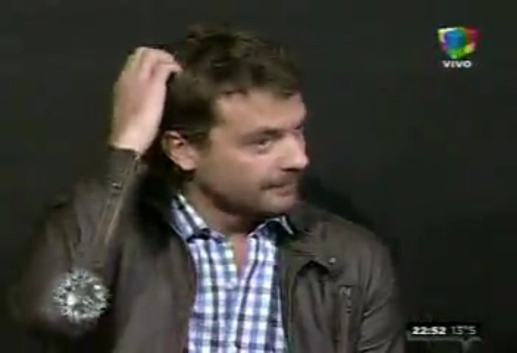 Pedro en Intratables 4 (tocándose la cabeza como le pidió el Balita) - 22 de Mayo