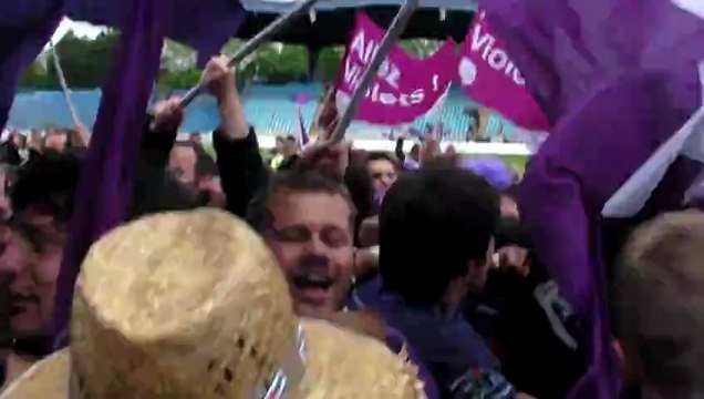 Les supporters et joueurs fêtent ensemble la montée en Pro D2